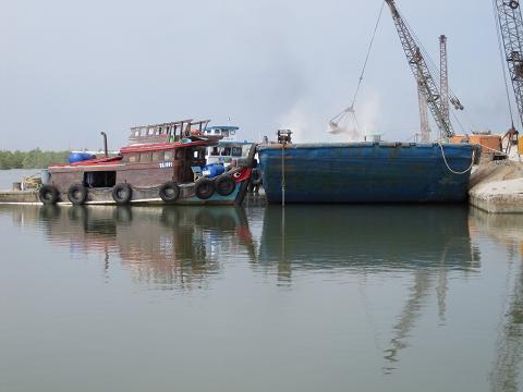 Cẩu, xà lan, tàu kéo - Công Ty TNHH Quang Hùng